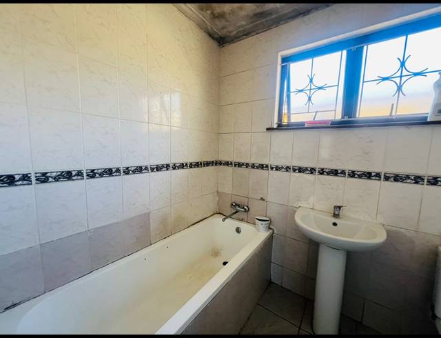 4 BEDROOM FREEHOLD FOR SALE IN NEWLANDS WEST